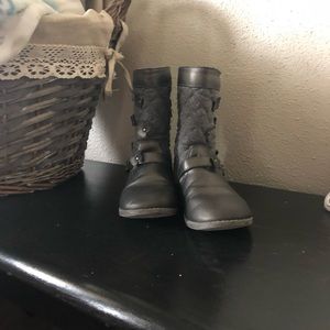 Little girls silver boots.